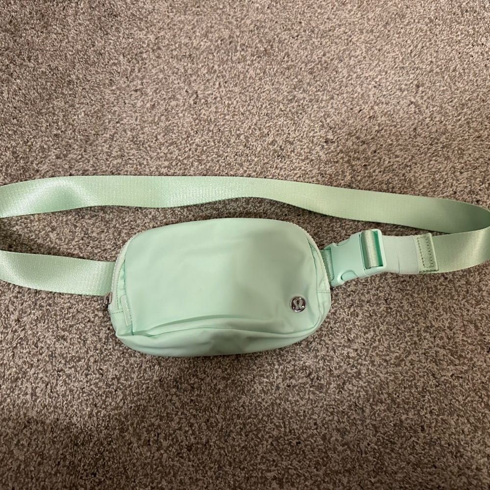 Everywhere Belt Bag lululemon, used once. Excellent condition.